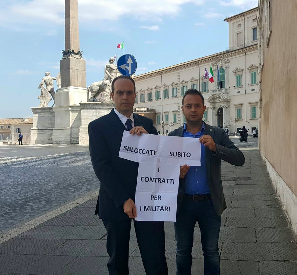 Nella foto i delegati Messina e Belfiori davanti la sede della Corte Costituzionale, lo scorso 25 giugno 2015, alla vigilia della sentenza che dichiarava illegittimo il blocco dei contratti